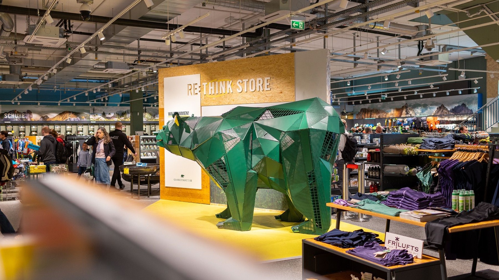 Im RE:THINK Store wurde Inventar kreativ weiterverwendet &ndash; etwa als gr&uuml;ne B&auml;ren-Skulptur aus Abfall