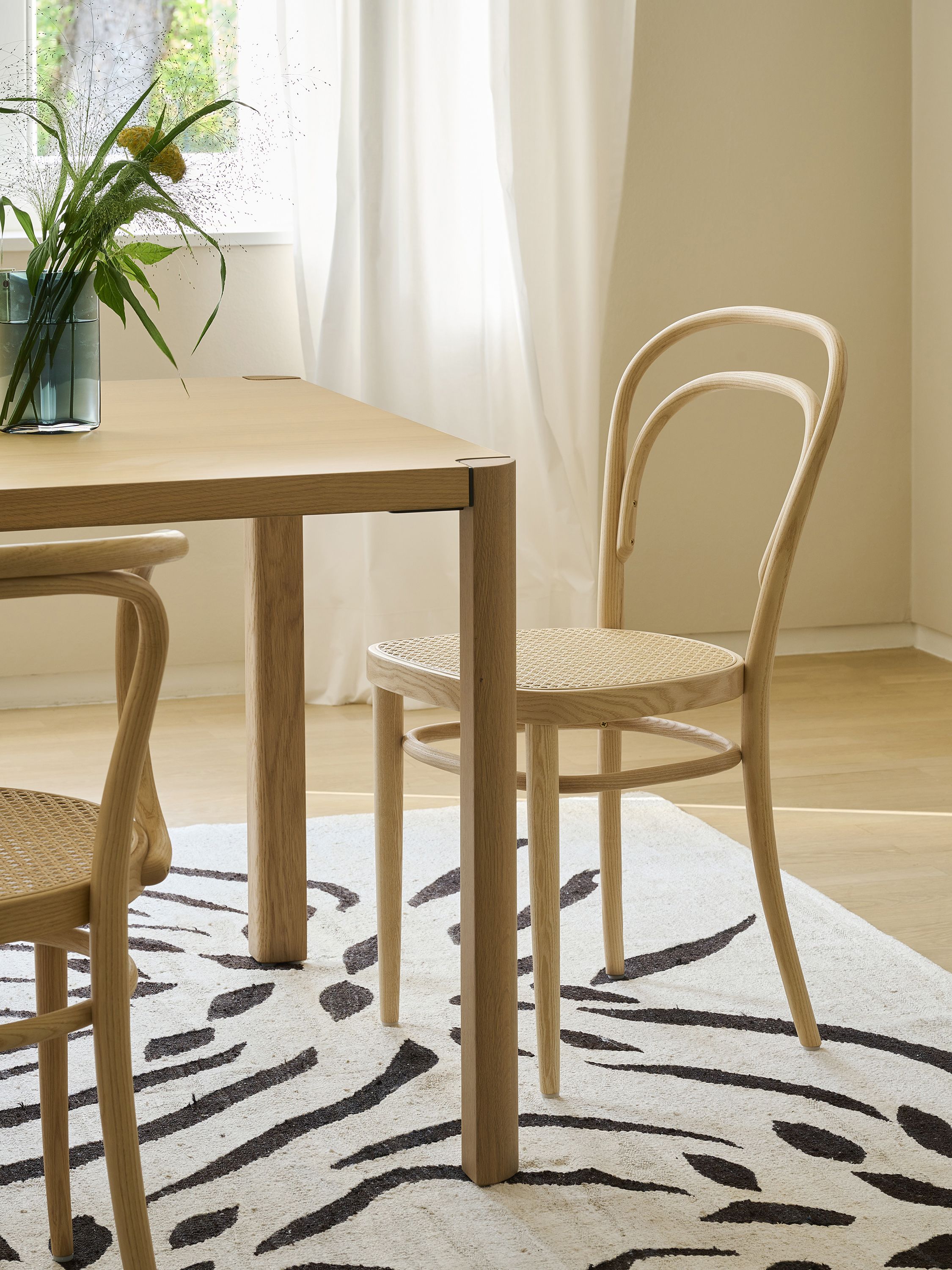 Kaffeehausstuhl am Tisch in lichtdurchflutetem Esszimmer