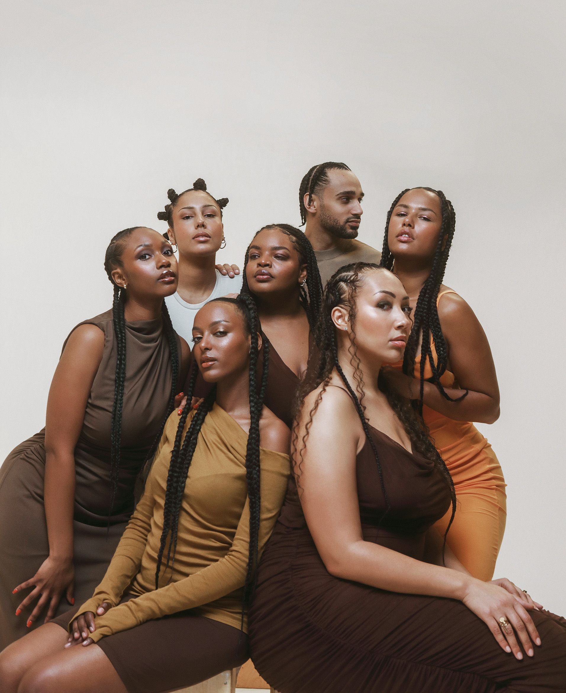 Sieben Models posieren mit plastikfreien Haarextensions von Kynd Hair