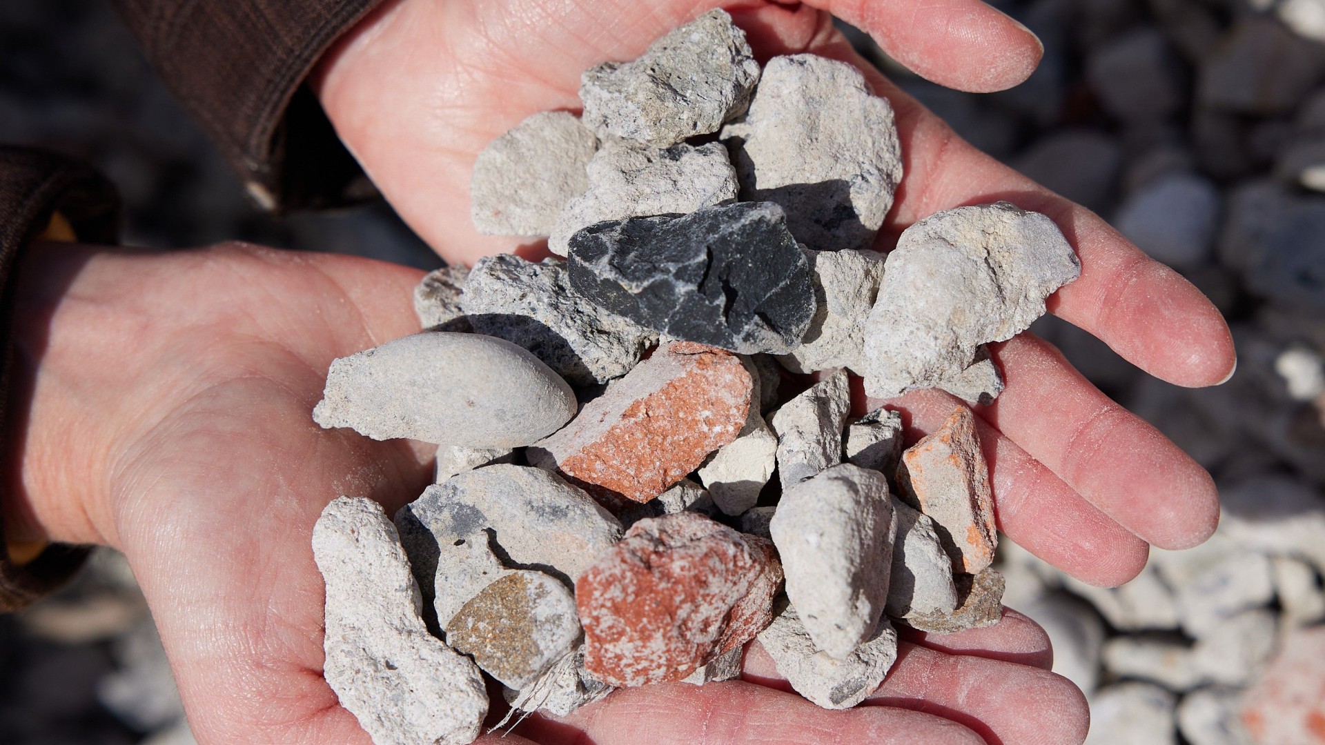 H&auml;nde halten Bauschutt aus Mauerwerk, Beton und Keramik