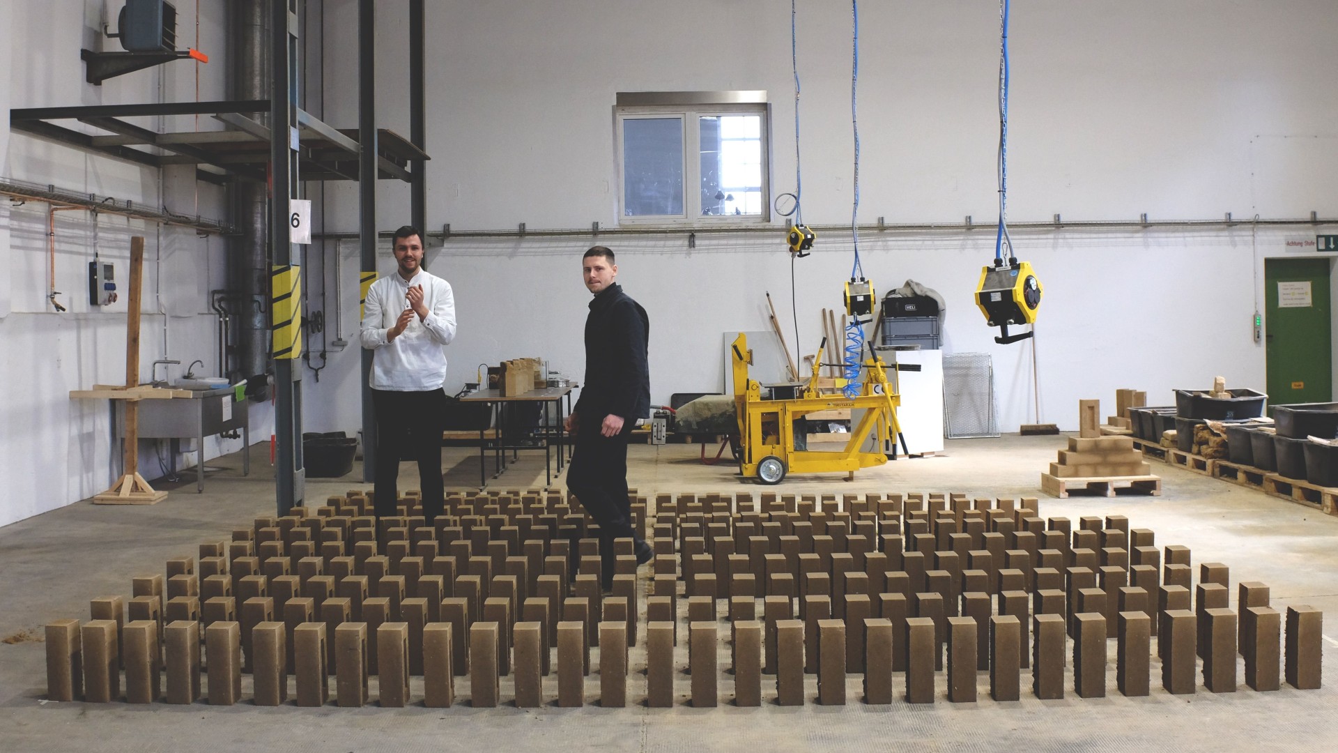 Gepresste Lehmsteine aus Baustellenaushub, aufgereiht